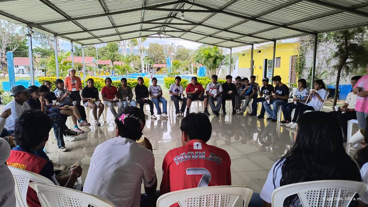 Jóvenes en encuentro del colectivo